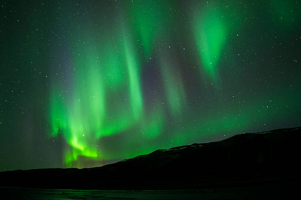 aurore boréale sur l'islande - iceland meteorology galaxy aurora borealis photos et images de collection