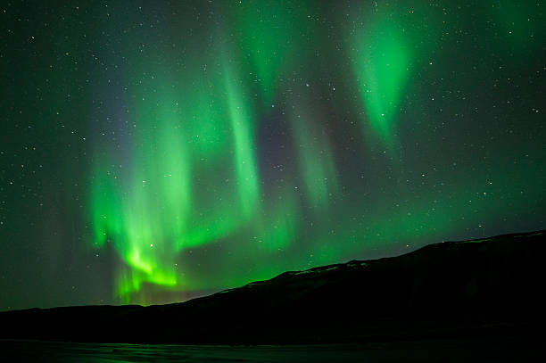 aurora boreal na islândia - iceland meteorology aurora borealis galaxy imagens e fotografias de stock