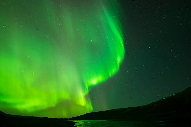 aurora boreal na islândia - iceland meteorology aurora borealis galaxy imagens e fotografias de stock