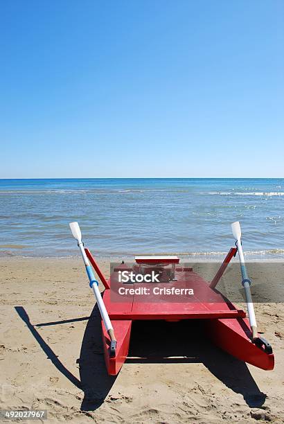 Rosso Barca Di Salvataggio - Fotografie stock e altre immagini di Bagnino - Bagnino, Emilia-Romagna, Spiaggia