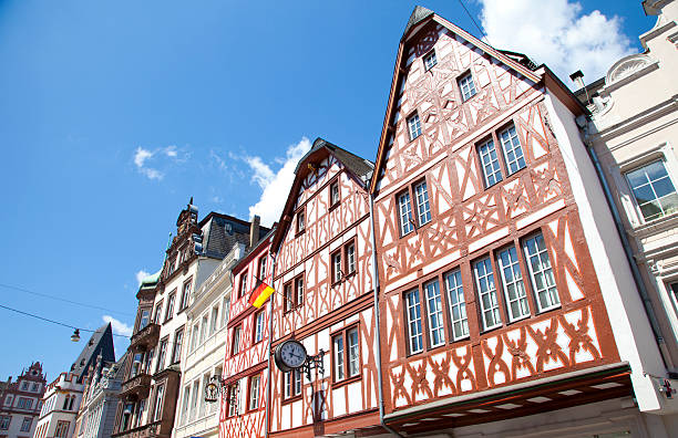 tradiontal casas en trier hauptmarkt, alemania - trier fotografías e imágenes de stock