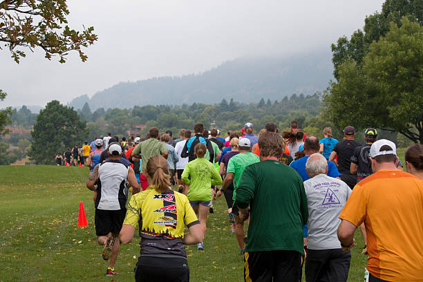 pikes peak road runners jesień serii rasy - distance running jogging running fog zdjęcia i obrazy z banku zdjęć