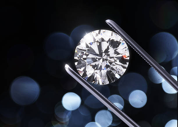 diamant dans la pince à épiler les luxe - pierre précieuse photos et images de collection
