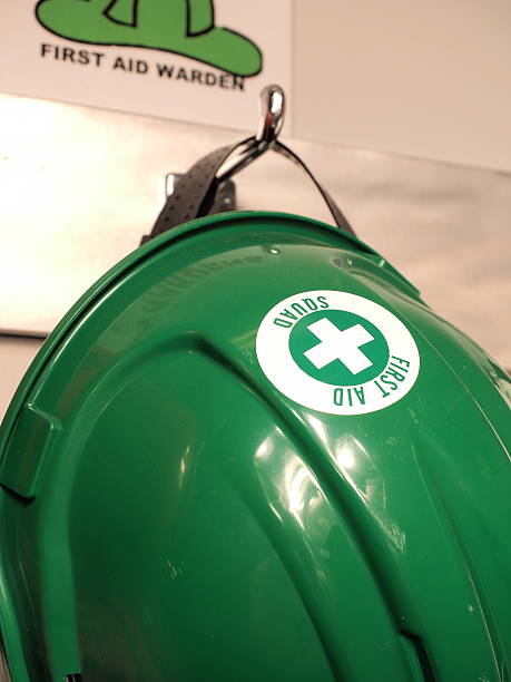 verde casco di primo soccorso benessere delle persone su una parete - green cross foto e immagini stock