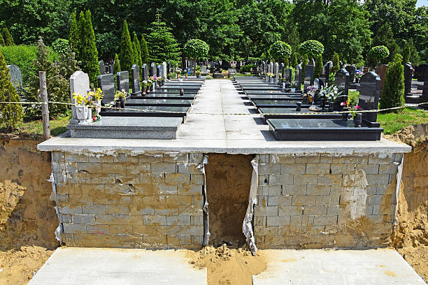 новые места для склепов в государственном кладбище - pit row стоковые фото и изображения