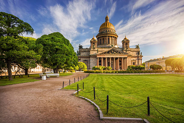 cirrus chmury nad st. isaac's cathedral - russia church composition st petersburg zdjęcia i obrazy z banku zdjęć