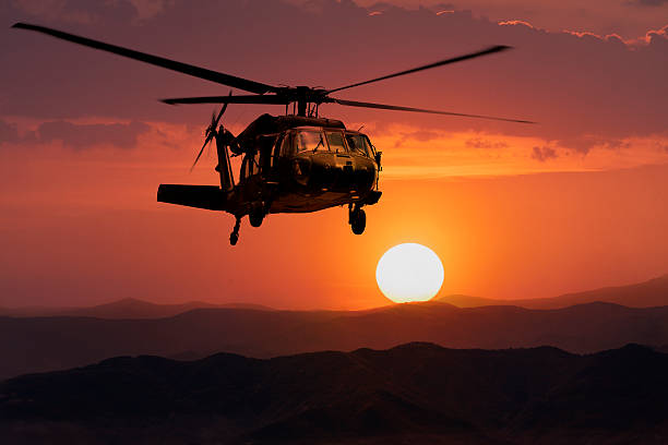 exército em fundo de helicóptero ao pôr-do-sol - transport helicopter - fotografias e filmes do acervo