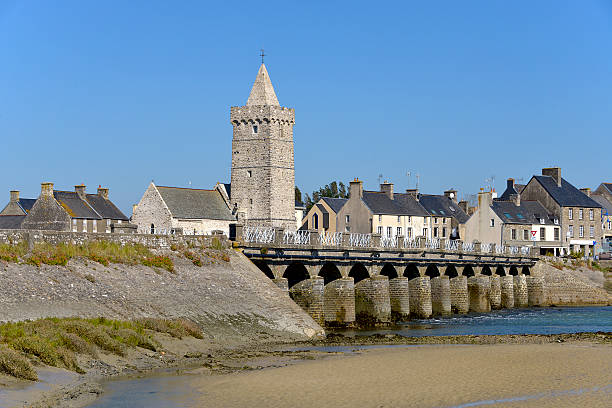 igreja e ponte do porto de fiança em frança, - cherbourg imagens e fotografias de stock