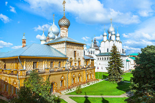 russo igrejas em rostov veliky - cross shape religion sky wood imagens e fotografias de stock
