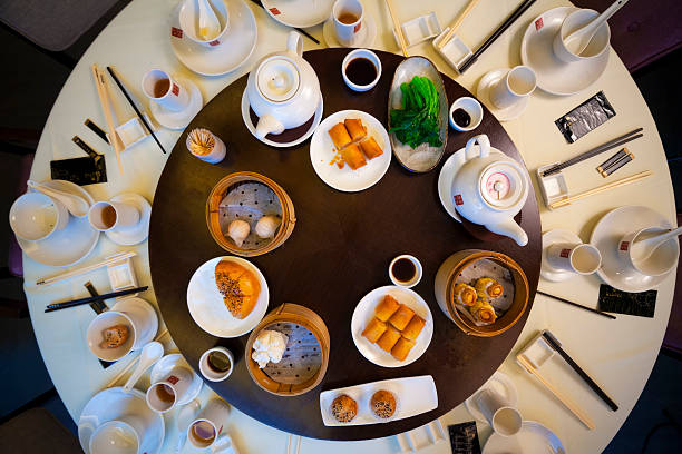 Tradicional mesa redonda com comida - foto de acervo