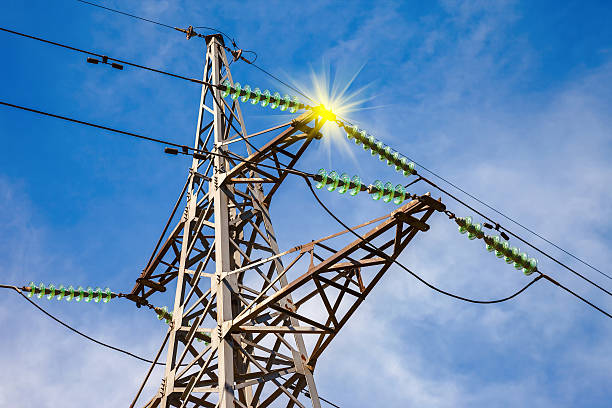 high voltage elektrische turm vor blauem himmel - nonconductor stock-fotos und bilder