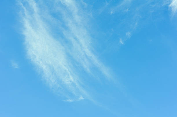 Nuvens com o céu azul - foto de acervo