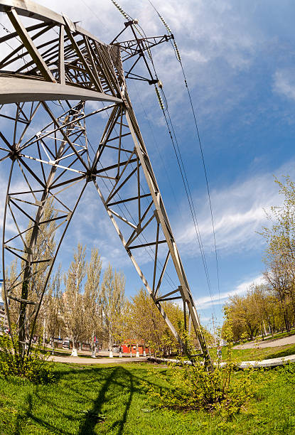 wysokie napięcie elektryczne wieża przeciw błękitne niebo - nonconductor zdjęcia i obrazy z banku zdjęć