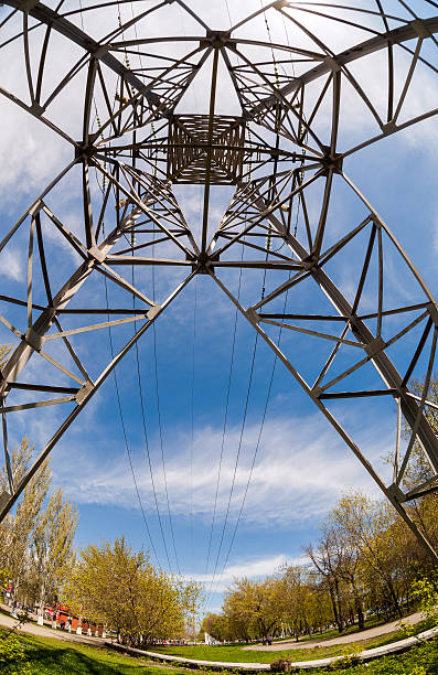 high voltage elektrische turm vor blauem himmel - nonconductor stock-fotos und bilder