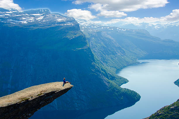 trolltunga w norwegii - tongue mountain zdjęcia i obrazy z banku zdjęć