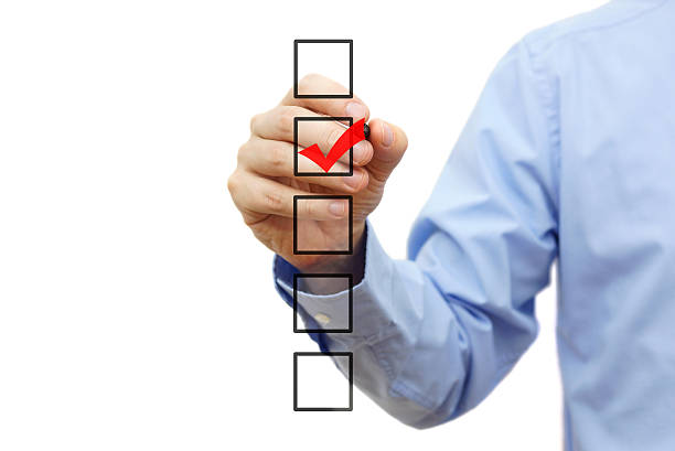 biznesmen wybierając jedno z pięciu czarny coxes - checkbox questionnaire checklist yes zdjęcia i obrazy z banku zdjęć