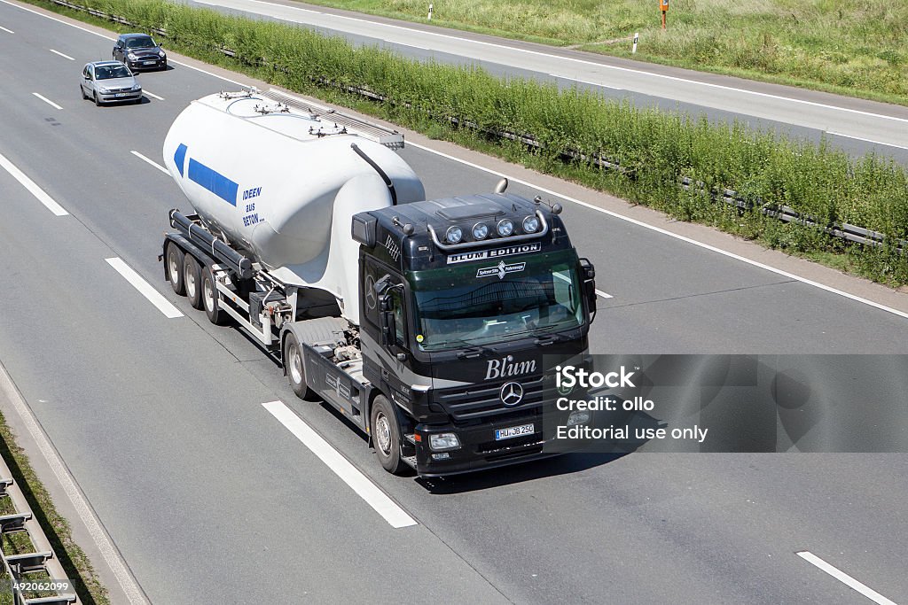 Mercedes-Benz silo camion sull'autostrada tedesca - Foto stock royalty-free di Ambientazione esterna