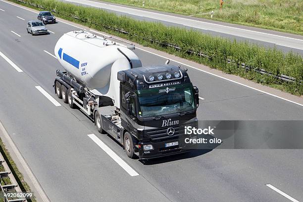 Mercedesbenz Silo Camion Sullautostrada Tedesca - Fotografie stock e altre immagini di Ambientazione esterna - Ambientazione esterna, Asfalto, Autista - Mestiere