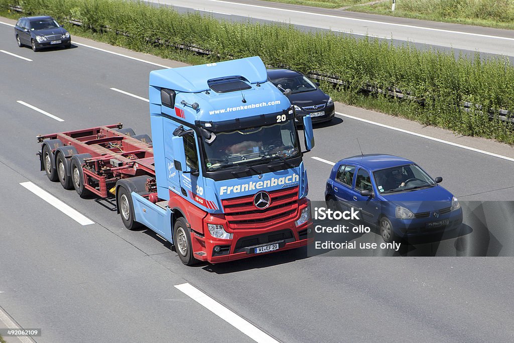 Mercedes-Benz samochód na autostradzie Niemiec - Zbiór zdjęć royalty-free (Asfalt)