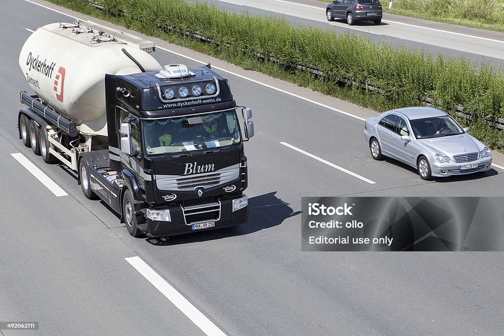 Renault silo Lkw auf Deutsche Autobahn - Lizenzfrei Ansicht aus erhöhter Perspektive Stock-Foto