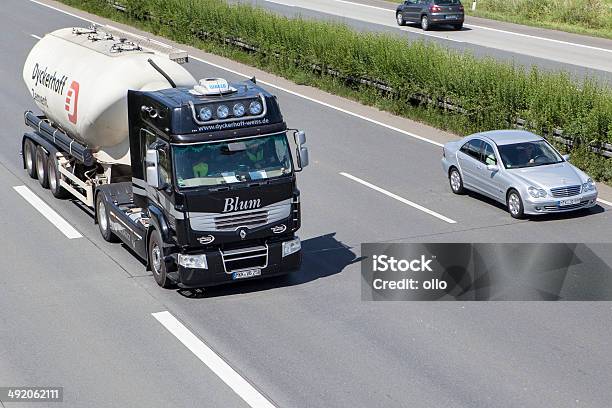 Renault Silo Lkw Auf Deutsche Autobahn Stockfoto und mehr Bilder von Ansicht aus erhöhter Perspektive - Ansicht aus erhöhter Perspektive, Asphalt, Autoscheinwerfer