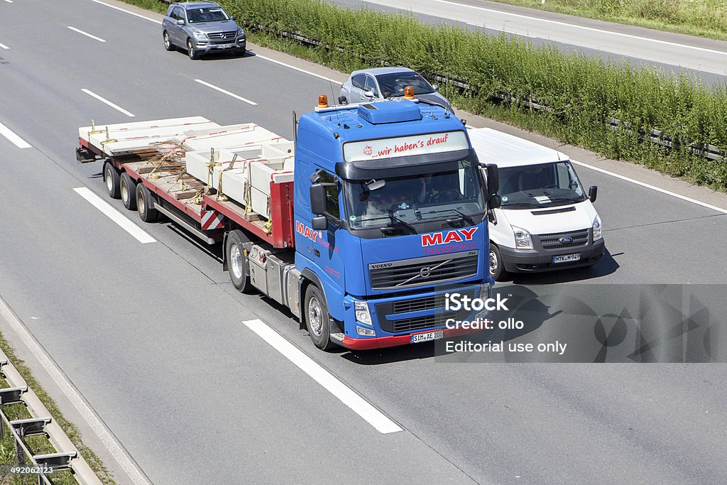 Volvo camion sull'autostrada tedesca - Foto stock royalty-free di Ambientazione esterna