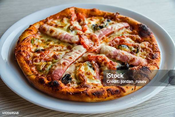 Pizza En El Restaurante Foto de stock y más banco de imágenes de 2015 - 2015, Al horno, Albahaca