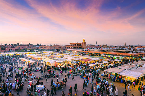 abend djemaa el fna-platz mit der koutoubia-moschee, marrakesch, marokko - alpenglühen stock-fotos und bilder