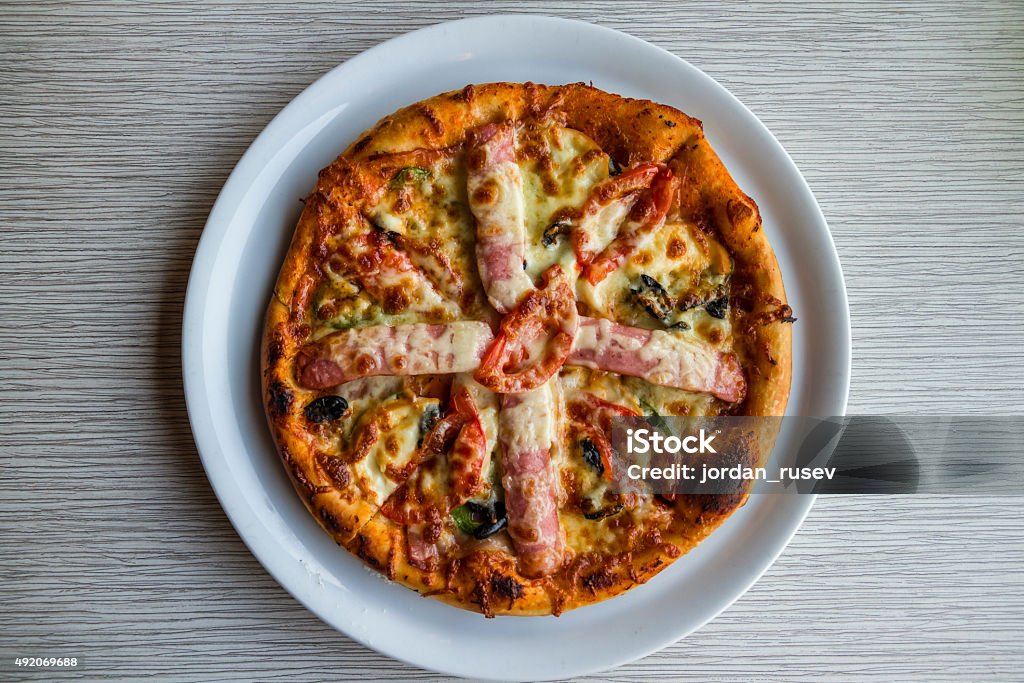 Pizza en el restaurante - Foto de stock de 2015 libre de derechos