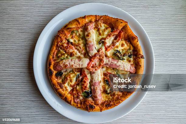 Pizza En El Restaurante Foto de stock y más banco de imágenes de 2015 - 2015, Al horno, Albahaca