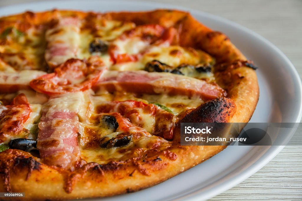 Pizza en el restaurante - Foto de stock de 2015 libre de derechos