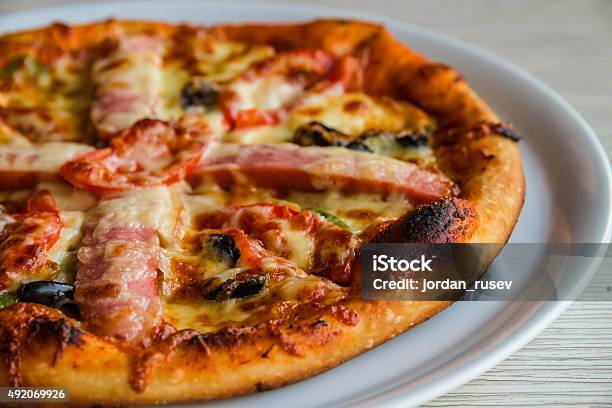 Pizza En El Restaurante Foto de stock y más banco de imágenes de 2015 - 2015, Al horno, Albahaca