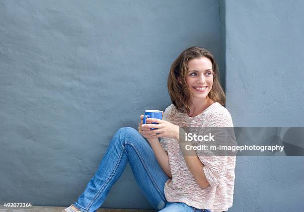 Attraktive Mid Erwachsene Frau Entspannen Mit Einer Tasse Kaffee Stockfoto und mehr Bilder von Das Leben zu Hause