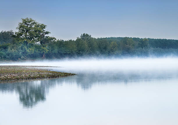 niebla en danubio - cloud morning delta landscape fotografías e imágenes de stock