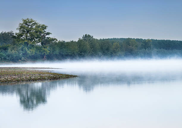 névoas do danúbio - cloud morning delta landscape - fotografias e filmes do acervo