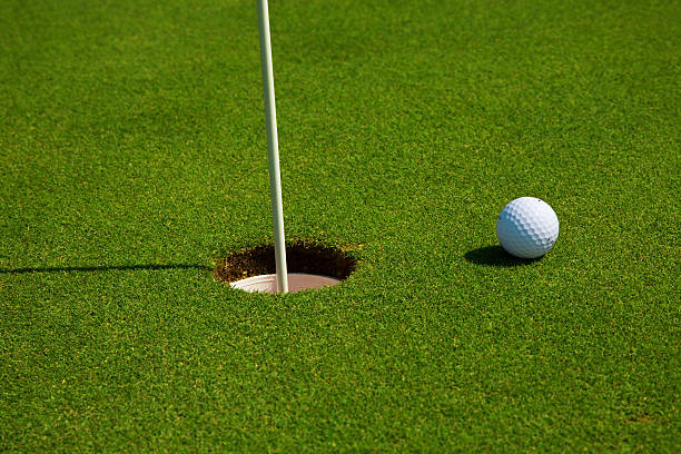 골프 코스 및 ball in a hole - golf following through retirement 뉴스 사진 이미지