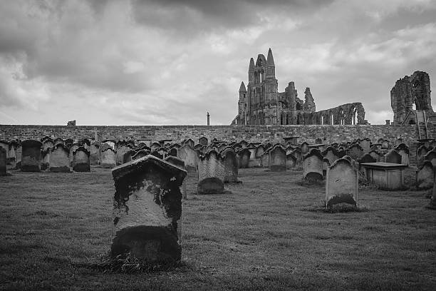 preto e branco mosteiro cemitério, whitby, north yorkshire, u - vlad vi imagens e fotografias de stock