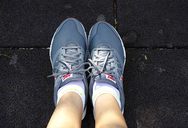 nike downshifter sapatos de running para mulher pés - nike imagens e fotografias de stock