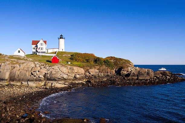 cape neddick (leuchtturm nubble lighthouse york), maine, usa. - maine flag nubble lighthouse new england stock-fotos und bilder