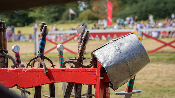 knights ausrüstung in einem turnier-anordnung - hever stock-fotos und bilder