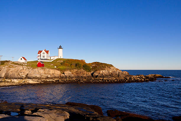 cape neddick (leuchtturm nubble lighthouse york), maine, usa. - maine flag nubble lighthouse new england stock-fotos und bilder