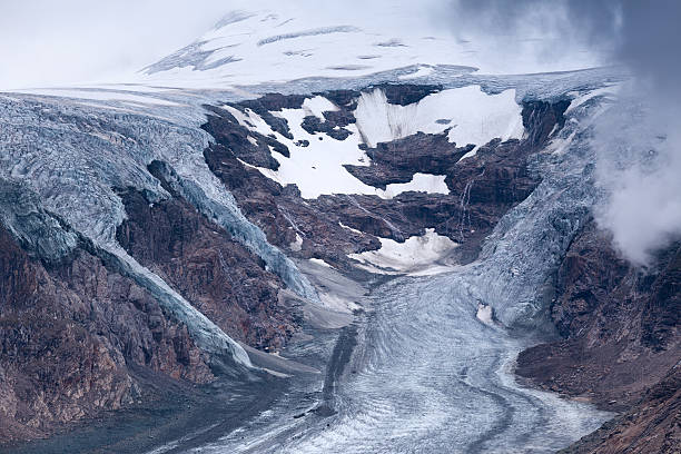 パステルツェ氷河と山の雪の山々 - falling glacier snow alp ストックフォトと画像