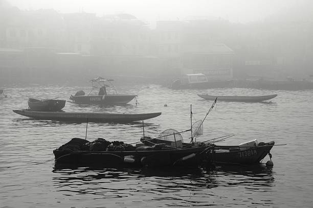 manhã de nevoeiro no yung shue wan aldeia, de lamma hong kong - lamma island imagens e fotografias de stock