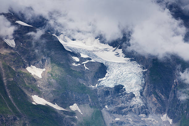 雪と氷河のアルプスの山々 - falling glacier snow alp ストックフォトと画像