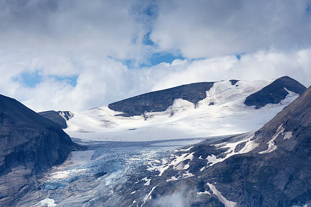 氷河、雪と雲ので、アルプスの山々 - falling glacier snow alp ストックフォトと画像