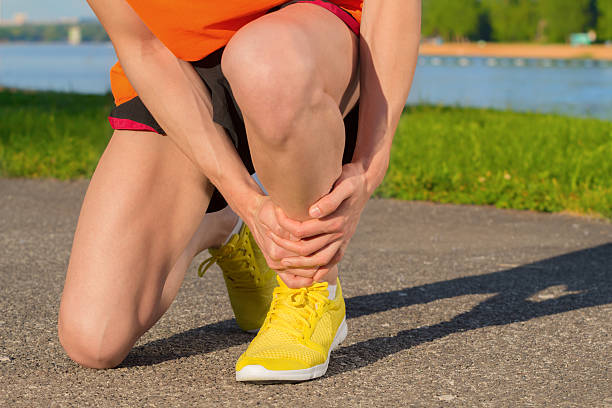 jogging prejuízo - bending knees imagens e fotografias de stock