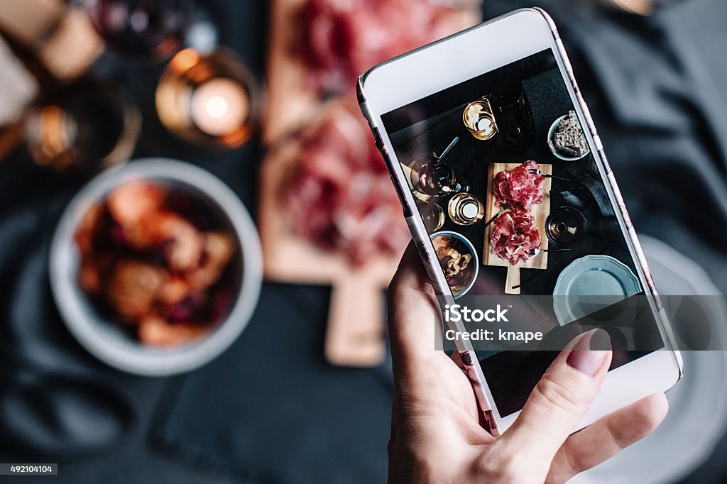 Toma de fotografías de platos de Mesa toma - Foto de stock de Alimento libre de derechos Toma de fotografías de platos de Mesa toma - Foto de stock de Alimento libre de derechos