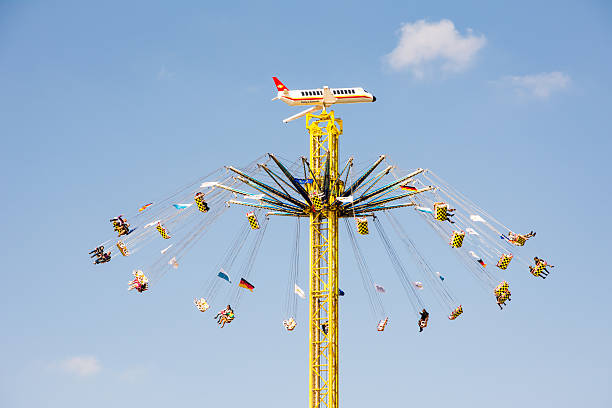 enorme chairoplane no carnaval em munique - amusement park oktoberfest munich chain swing ride imagens e fotografias de stock