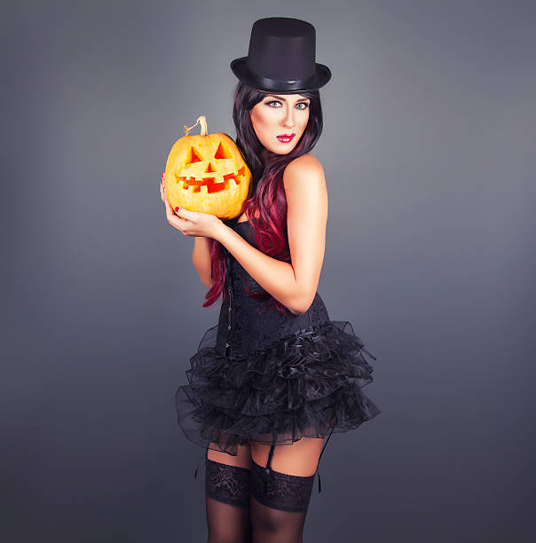 piękna czarownica w czarny kostium halloween gotyckiej - corset gothic style fetish wear women zdjęcia i obrazy z banku zdjęć