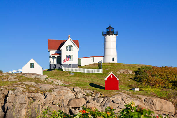 cape neddick (leuchtturm nubble lighthouse york), maine, usa. - maine flag nubble lighthouse new england stock-fotos und bilder